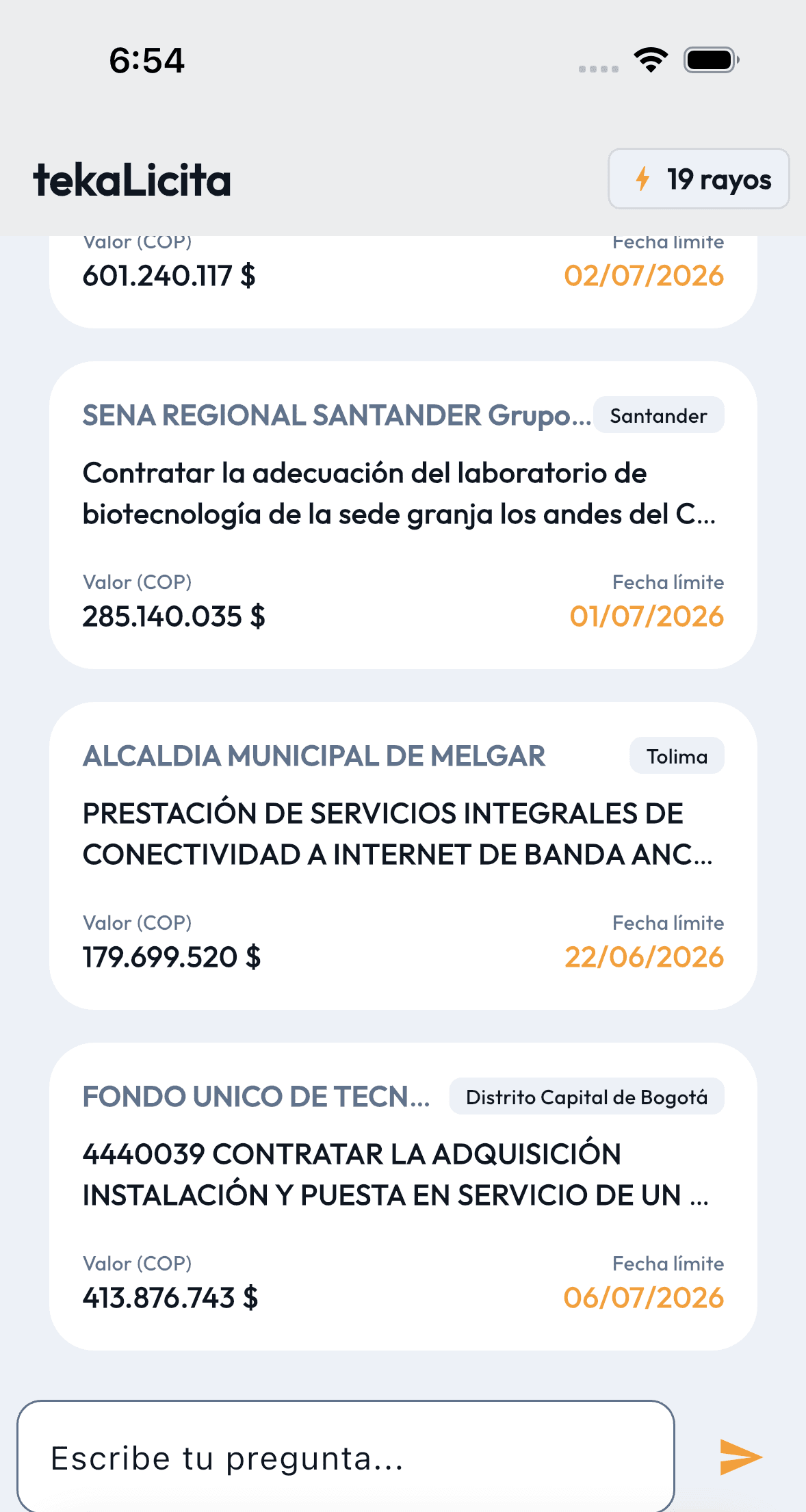 Respuesta del chat con licitaciones reales de SECOP: entidad, valor y fecha límite
